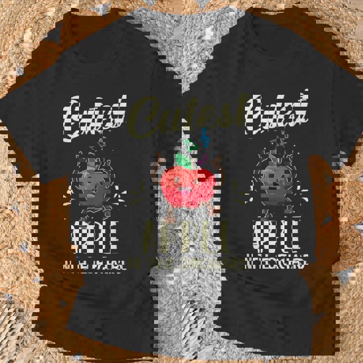 果樹園で一番かわいいリンゴ摘みシーズン。 Tシャツ 高齢者への贈り物