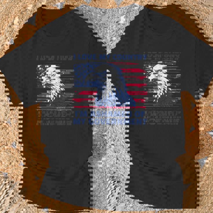 私は自分の国が大好きで、自分の政府が恥ずかしい Tシャツ 高齢者への贈り物