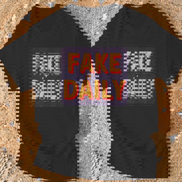 素晴らしいフェイクイットデイリーステートメントエンブレム。 Tシャツ 高齢者への贈り物