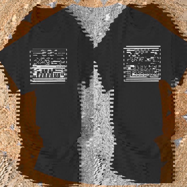 面白いシンセローランドベースラインシンセウェーブ Tシャツ 高齢者への贈り物