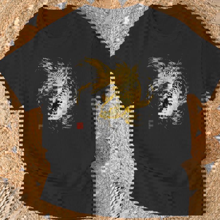 鯉 黒金 アクアリウム ニシキゴイ 観賞魚 イラスト Tシャツ 高齢者への贈り物