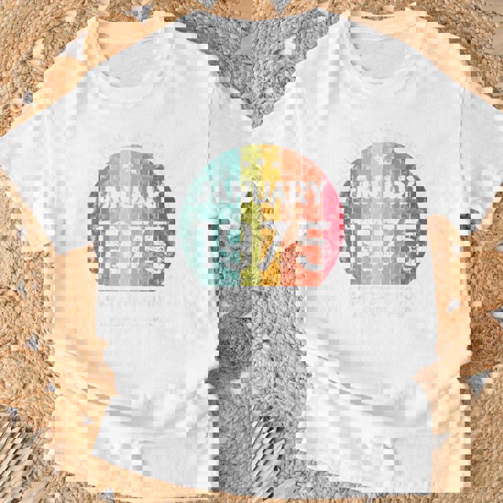 1975年1月以来絶対に素晴らしい男性と女性の誕生日。 Tシャツ 高齢者への贈り物