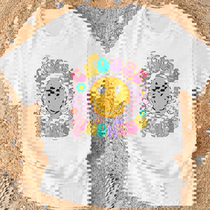 Cute Choose Kindness Groovy Smile Face Inspirational Be Kind T-Shirt Gifts for Old Men