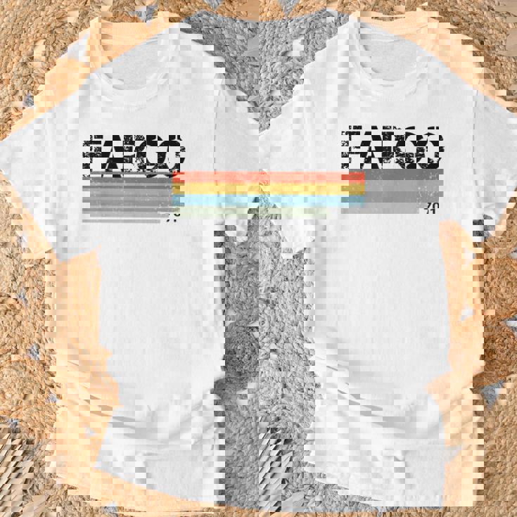 Fargo City レトロ ヴィンテージ ストライプ ギフトとお土産 Tシャツ 高齢者への贈り物