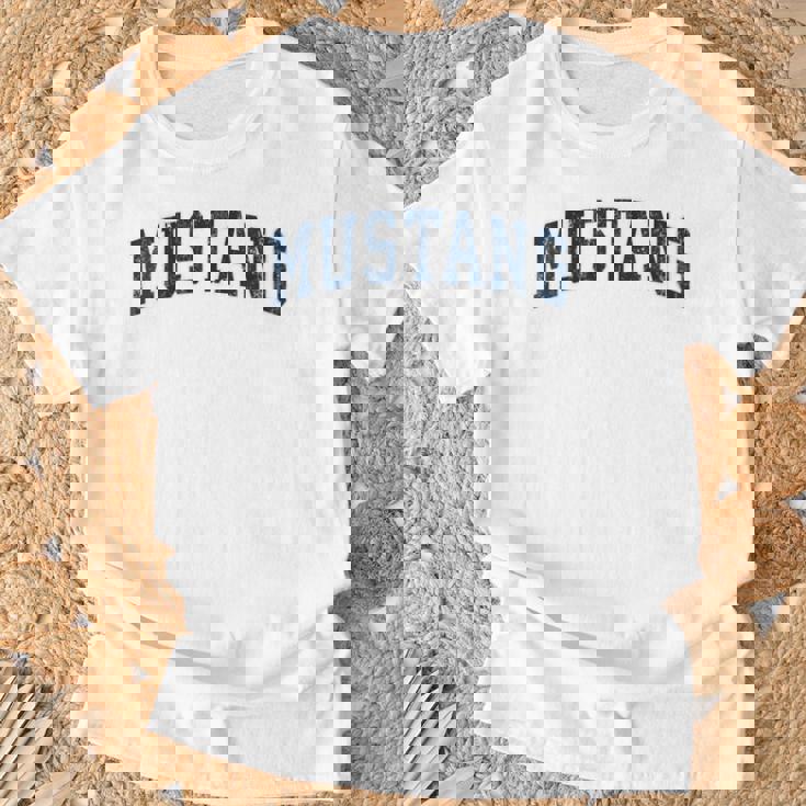 Mustang Oklahoma Ok Diseño Deportivointage Diseño Azul Marino Cuello Camiseta unisex Regalos para ancianos