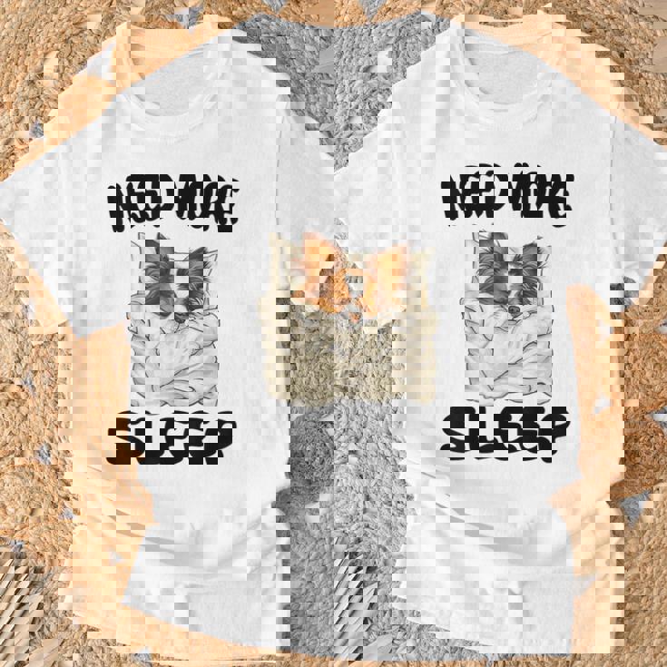 かわいいパピヨンドッグは睡眠パジャマナイトガウンが必要です Tシャツ 高齢者への贈り物