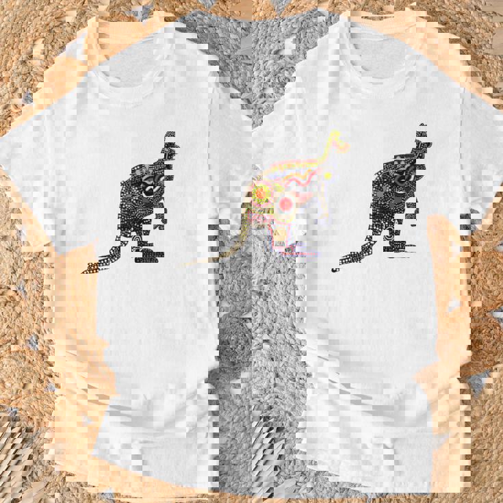 アボリジニアート カンガルー。 Tシャツ 高齢者への贈り物
