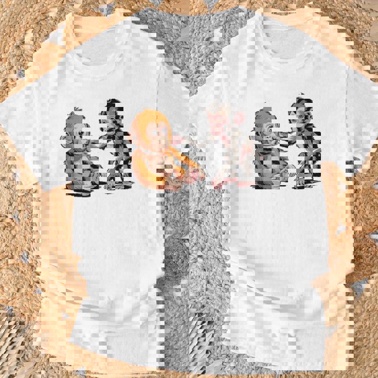 オレンジのおもちゃで悲しい猿のパンチ Tシャツ 高齢者への贈り物
