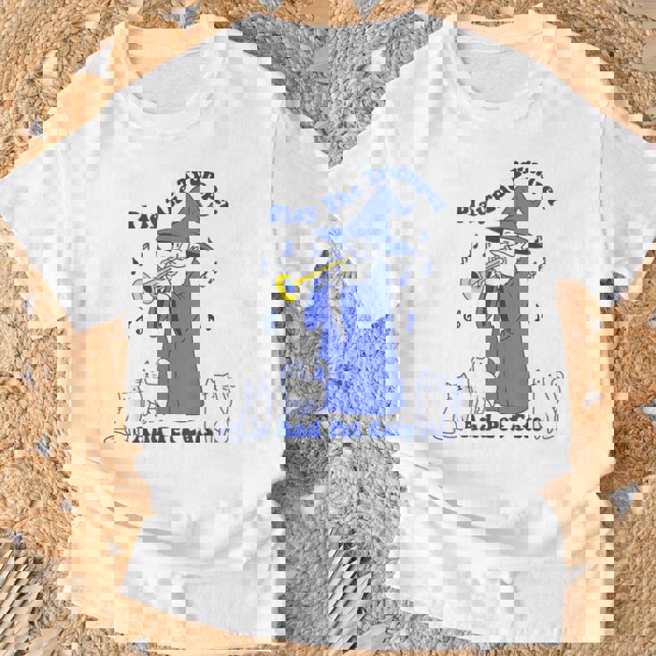 トランペットとペットの猫を弾く Tシャツ 高齢者への贈り物