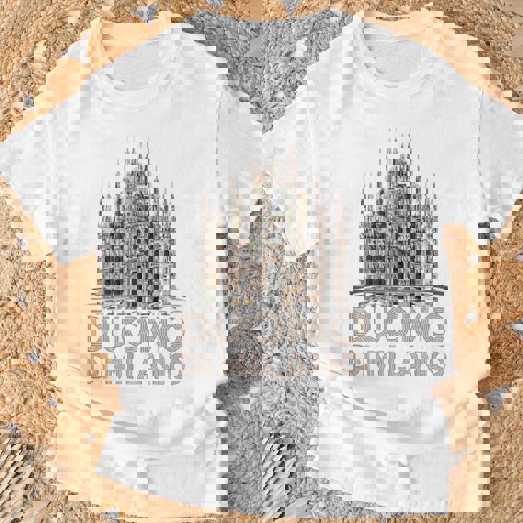 ドゥオーモ・ディ・ミラノ大聖堂のイラスト Tシャツ 高齢者への贈り物