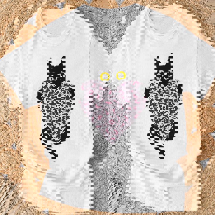 ピンクのヒョウ柄ハートを持つ黒猫 Tシャツ 高齢者への贈り物