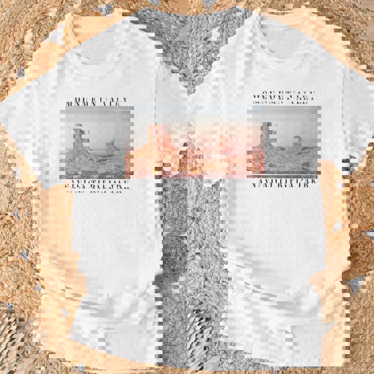 モニュメントバレー ナバホ族公園 アリゾナ ユタ州 Tシャツ 高齢者への贈り物