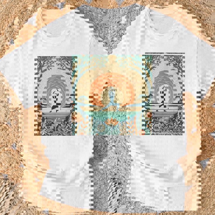 夕焼けの戦士ポーズ、ヨガの自然のイラスト、花柄。 Tシャツ 高齢者への贈り物