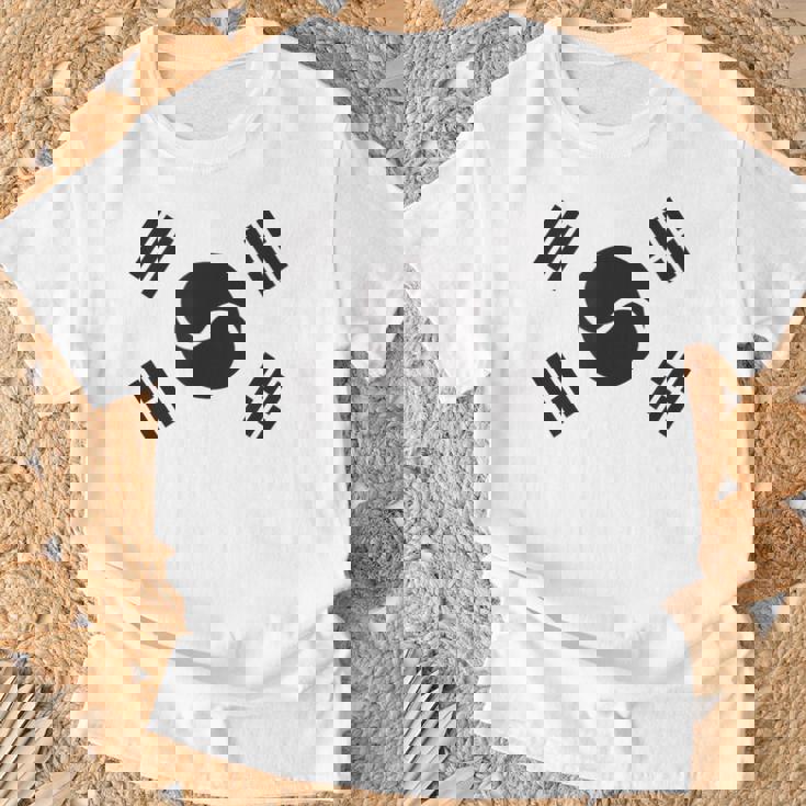 大韓民国 様式化された韓国国旗 ブラック Tシャツ 高齢者への贈り物