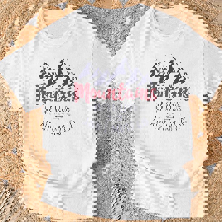 山が呼んでいるし、私は行かなければならない Wanderlust Tシャツ 高齢者への贈り物