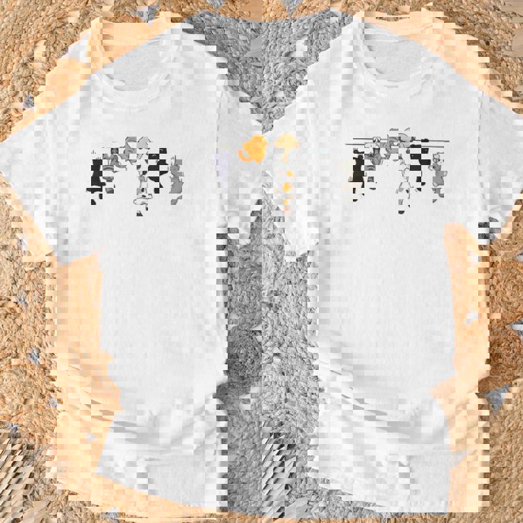 猫 ぶら下がり かわいい ネコ 面白い ペット ネコ好き 猫のお母さん 猫のお父さん 動物好き キャットラバー Tシャツ 高齢者への贈り物