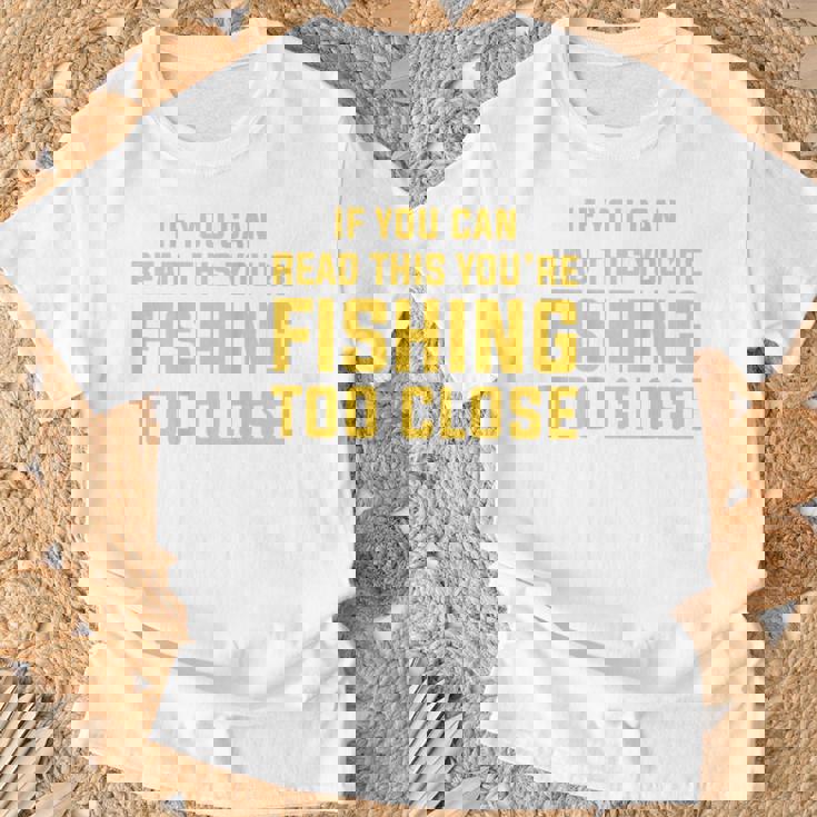 背面には「If You Can Read This You're Fishing Too Close Tシャツ 高齢者への贈り物