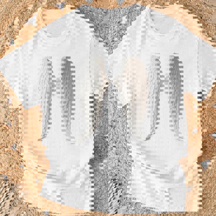 背面にリアルな白い天使の羽。 Tシャツ 高齢者への贈り物