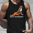 Punch The Monkey Built Different 3 ホワイトテキスト タンクトップ 彼への贈り物