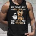 コーヒーとヨーキー ヨークシャー テリアでできるすべてのこと タンクトップ 彼への贈り物