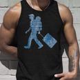 旅への冒険心を抱くシルエットデザイン 世界を巡る旅人たち タンクトップ 彼への贈り物