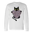 ピンクのヒョウ柄ハートを持つ黒猫 長袖Tシャツ ギフトのアイデア