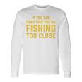 背面には「If You Can Read This You're Fishing Too Close 長袖Tシャツ ギフトのアイデア
