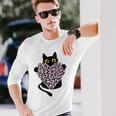 ピンクのヒョウ柄ハートを持つ黒猫 長袖Tシャツ 彼への贈り物