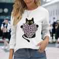 ピンクのヒョウ柄ハートを持つ黒猫 長袖Tシャツ 彼女への贈り物