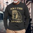 Am I The Drama Raccoon Unhinged Meme 陽気なアライグマのミーム 長袖Tシャツ 高齢者への贈り物