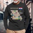 ミズーリ州のランドマーク、主要都市、道路、旗の地図 長袖Tシャツ 高齢者への贈り物