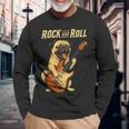ロックするパグ犬 ギター演奏の面白デザイン 長袖Tシャツ 高齢者への贈り物