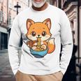 かわいいキツネを食べるラーメンかわいい動物アート 長袖Tシャツ 高齢者への贈り物