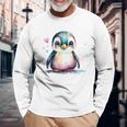 ちょっと可愛い赤ちゃんペンギンの鳥とハートのペンギン。 長袖Tシャツ 高齢者への贈り物