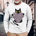 ピンクのヒョウ柄ハートを持つ黒猫 長袖Tシャツ 高齢者への贈り物