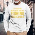 背面には「If You Can Read This You're Fishing Too Close 長袖Tシャツ 高齢者への贈り物