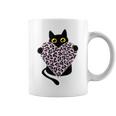 ピンクのヒョウ柄ハートを持つ黒猫 コーヒーマグ