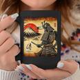 「夜明けの富士山と壮大な侍戦士」 コーヒーマグ 面白い贈り物
