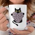 ピンクのヒョウ柄ハートを持つ黒猫 コーヒーマグ 面白い贈り物