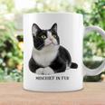 Mischief In Fur 猫写真 ハチワレ猫 黒白猫 猫好き ネタ 猫しもべ 猫飼い 猫依存症 長袖tシャツ コーヒーマグ ギフトのアイデア