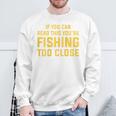 背面には「If You Can Read This You're Fishing Too Close スウェットシャツ 高齢者への贈り物