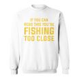 背面には「If You Can Read This You're Fishing Too Close スウェットシャツ