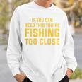 背面には「If You Can Read This You're Fishing Too Close スウェットシャツ 彼への贈り物