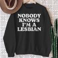 Nobody Knows I'm A Lesbian Gay Lgbtq ユーモア プライド 月 長袖tシャツ スウェットシャツ 年配の女性への贈り物