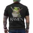 ラーメンを食べるカエルの麺 カワイイ 美的 日本アニメ メンズTシャツ バックプリント
