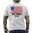 Victory 1776 愛国的 ベッツィー・ロス アメリカ国旗 星13個 メンズTシャツ バックプリント