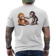 オレンジのおもちゃで悲しい猿のパンチ メンズTシャツ バックプリント