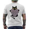ピンクのヒョウ柄ハートを持つ黒猫 メンズTシャツ バックプリント