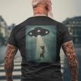 エイリアン誘拐パグ Ufo 面白い宇宙犬デザイン メンズTシャツ バックプリント 高齢者への贈り物