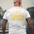 背面には「If You Can Read This You're Fishing Too Close メンズTシャツ バックプリント 高齢者への贈り物
